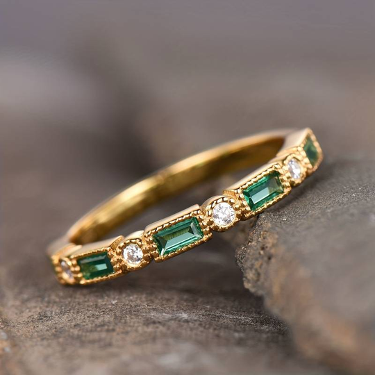 Bague en or dorée avec incrustation de zirconia verte vintage